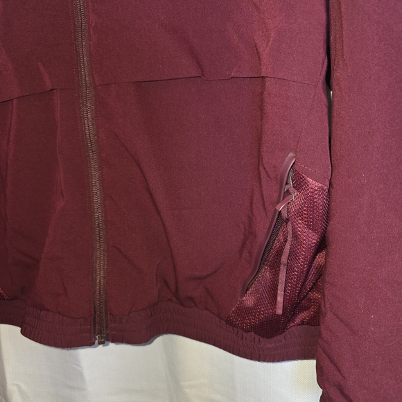 FIGS Sydney Scrub Jacket Maroon Women’s L Technical Collection - Picture 2 of 16